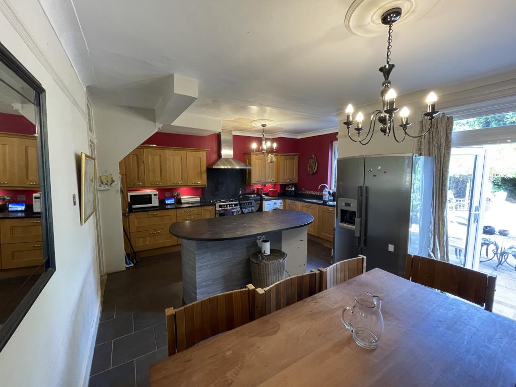 Lot: 76 - SEMI-DETACHED HOUSE FOR IMPROVEMENT - Kitchen/dining room with island and french doors to garden
